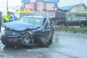 Conductor con lesiones graves tras  colisión entre camioneta y station wagon