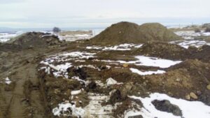 Parcelero molesto con  constructora por arrojar  tierra en terreno privado