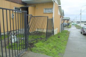En el hospital formalizaron a conductor ebrio que provocó daños en vivienda y se fugó