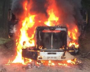 Desconocidos incendian un camión en Lautaro y dejan consignas alusivas a demandas mapuche