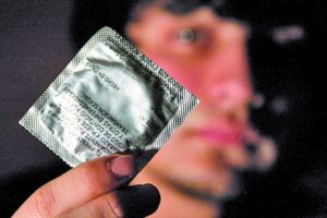 Agrupación de VIH y profesionales de la salud en alerta por condones malos
