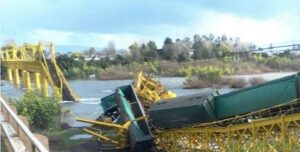 Vagones de tren de carga cayeron a río luego de que colapsara puente en Pitrufquén