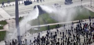 Con incidentes entre encapuchados y carabineros terminó marcha de la Confech
