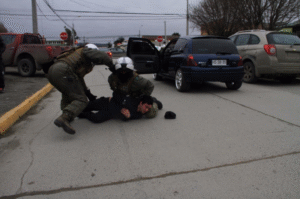 Imprudente conductor terminó detenido por Carabineros en las puertas de los tribunales