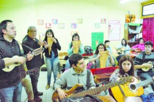 Integrante del grupo Inti Illimani se reunió con estudiantes en Punta Arenas