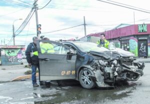 Daños y lesionados dejó colisión ocurrida en la esquina de Bulnes con Angamos