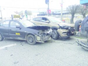 Daños dejó colisión ocurrida en pleno centro de Punta Arenas