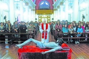 Católicos defienden a su pastor