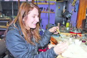 La orfebre magallánica Marcela Alcaíno recibe reconocimiento en excelencia internacional