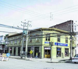 Pese a arreglos en veredas, cableado aéreo sigue colgado en postes de Lautaro Navarro