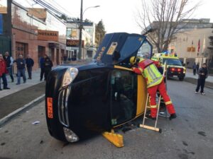 Pasajera de radiotaxi que volcó en calle Lautaro Navarro resultó lesionada