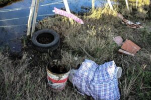 Arrojaron aceite industrial en aguas de Humedal Tres Puentes