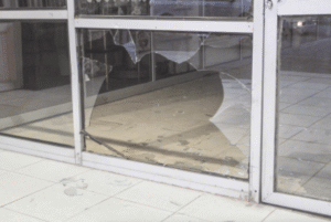 Continúan robos: delincuentes atracaron tienda en céntrica galería