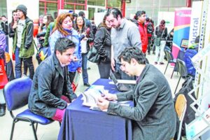 Cientos de personas participaron en la Feria del Empleo Sence