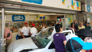 Camioneta chocó con farmacia tras caída de fachada de edificio en Ahumada con Moneda