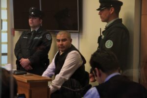 Pidiendo disculpas a familias de las víctimas, chofer enfrenta juicio por muerte de dos estudiantes