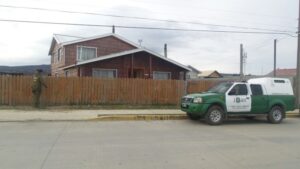 Allanan casa y detienen a tres personas por robo en casa habitación