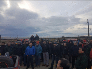 Trabajadores de ENAP depusieron el bloqueo al ingreso de Cabo Negro, en protesta por ola de tercerización de servicios