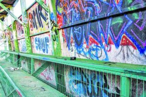 Vecinos denuncian deplorable estado de cancha y áreas verdes