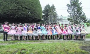 Jóvenes cuequeros de  todo el país llegaron para competir en Punta Arenas