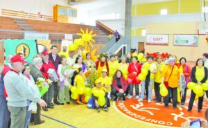 Adultos mayores celebraron pasar agosto y coronaron a sus reyes