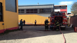 Intencional habría sido el incendio que esta tarde afectó una sala del Liceo Sara Braun
