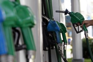 Suben las bencinas  y baja el petróleo diésel