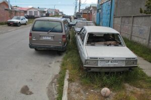 Seis mil vehículos chatarrizados amenazan el paisaje urbano