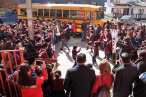 Alcalde Boccazzi realizó la entregan de un moderno bus escolar a comunidad de la escuela República de Croacia