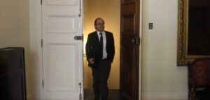 Ministro Undurraga se desliga de fraude en FEN de U de Chile y evalúa querella