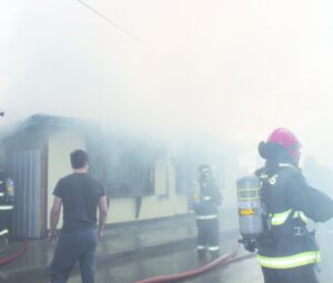 Niño que jugaba con fósforos desató  incendio que destruyó su casa
