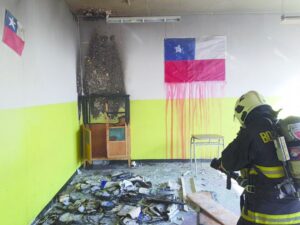 En Santiago periciarán muestras obtenidas tras incendio de Liceo Sara Braun