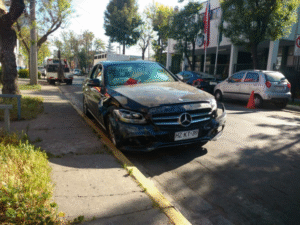 Detienen a menor conduciendo un lujoso Mercedes Benz que tenía encargo por robo