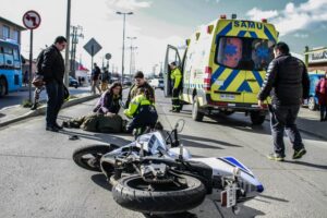 Peatón resultado atropellado por motociclista en Avenida Martínez de Aldunate