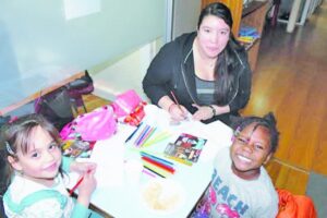 Entregan información a migrantes para colaborar en la integración