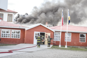 Millonarias pérdidas dejó incendio en Colegio Charles Darwin