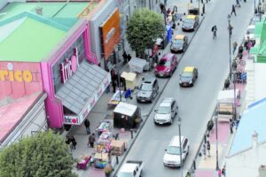 Sujetos en patinetas asaltan a mujer en pleno centro de Punta Arenas
