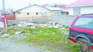 Vecinos de Villa Caupolicán sufren por la basura, ruidos molestos y consumo de  alcohol entre los jóvenes
