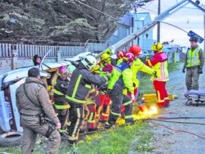Milagrosa salvada de 2 ocupantes en violento choque contra poste