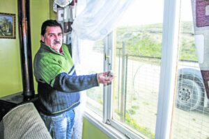 Familia preocupada por constantes  roturas de vidrios en su vivienda