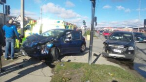 Tres personas lesionadas dejó violento accidente de tránsito en Avenida Frei y Hornillas
