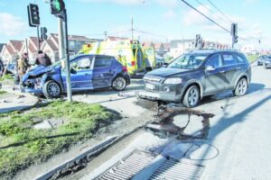 Conductora no respetó luz roja de  semáforo y provocó violento accidente