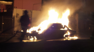 Desconocidos incendiaron vehículo en la Población Archipiélago de Chiloé
