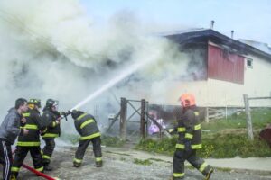 Madre e hijos salvaron providencialmente de las llamas que arrasaron su vivienda