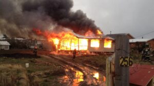 Vivienda de parcela del sector norte terminó completamente destruída por voraz incendio