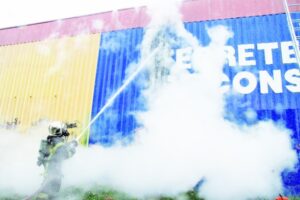 A plena luz del día desconocidos incendiaron antiguo local donde funcionó Sodimac