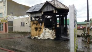 Garita abandonada terminó incendiada y con una mujer lesionada