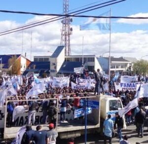 Trabajadores argentinos cortan acceso a Caleta Olivia