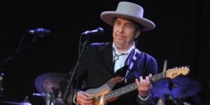 Bob Dylan se convierte en el primer músico en ganar el Premio Nobel de Literatura