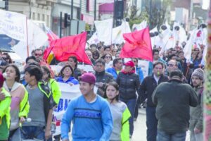 Más de mil magallánicos se sumaron ayer a la marcha del sector público